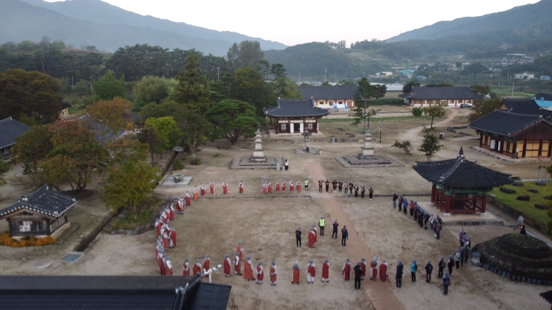 실상사를 참배하는 모습 (1)